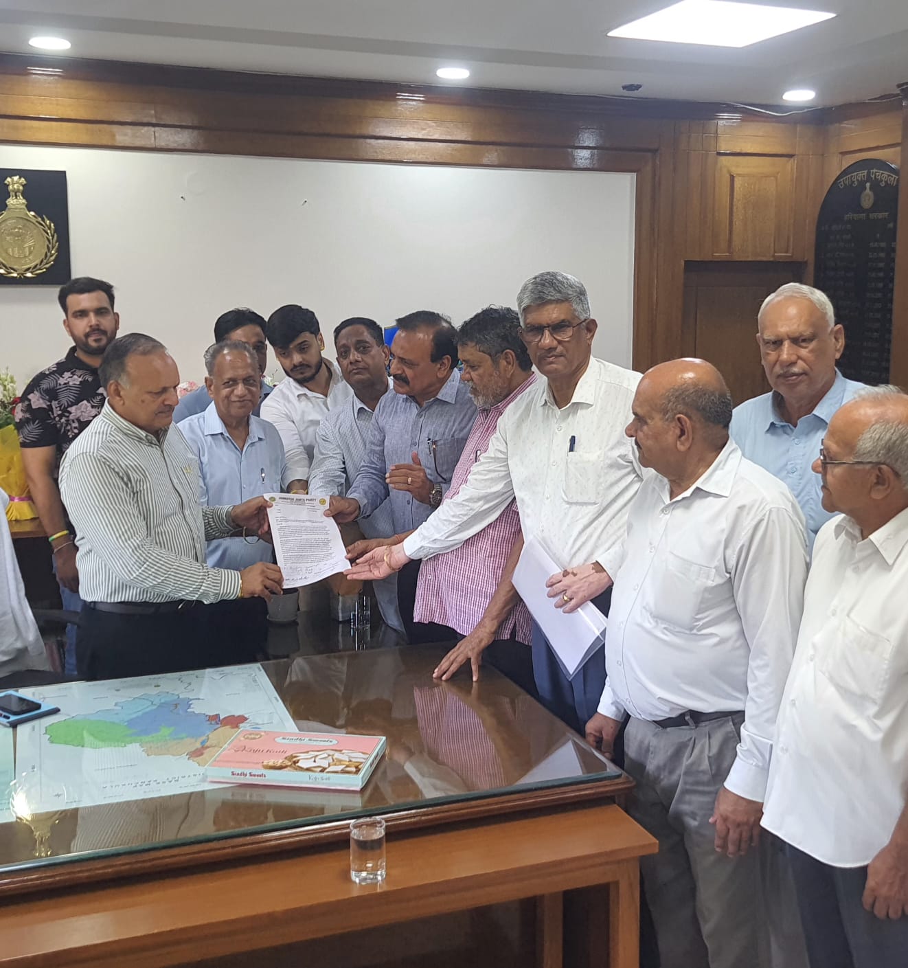 जननायक जनता पार्टी ने पंचकूला जिले में आई बरसात एवं बाढ़ से हुए नुकसान का मुआवजा दिलाने को लेकर उपायुक्त को सौंपा ज्ञापन ।